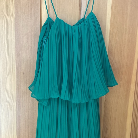 Green pleated jumpsuit - Picture 3 of 4